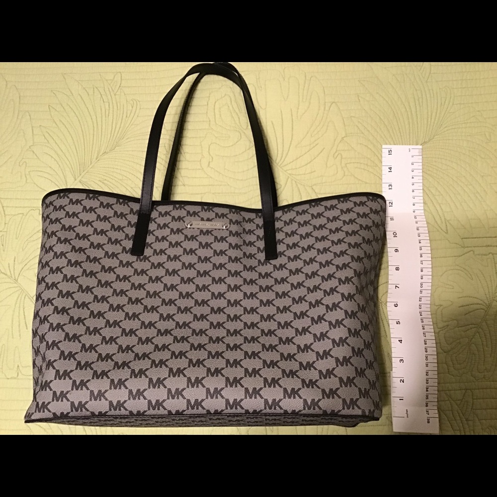 Michael Kors Bucket Bag Zippered Top Authentic - Picture 2 of 7